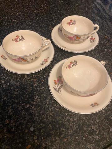 Vintage Kop en Schotels met Bloemenmotief beschikbaar voor biedingen