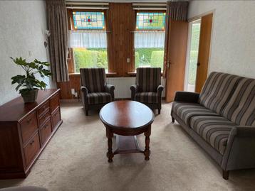 Schitterende zithoek met ovale salontafel beschikbaar voor biedingen