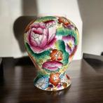 Exquise Chinese vaas bloemenpracht in Famille Rose-stijl, Ophalen of Verzenden