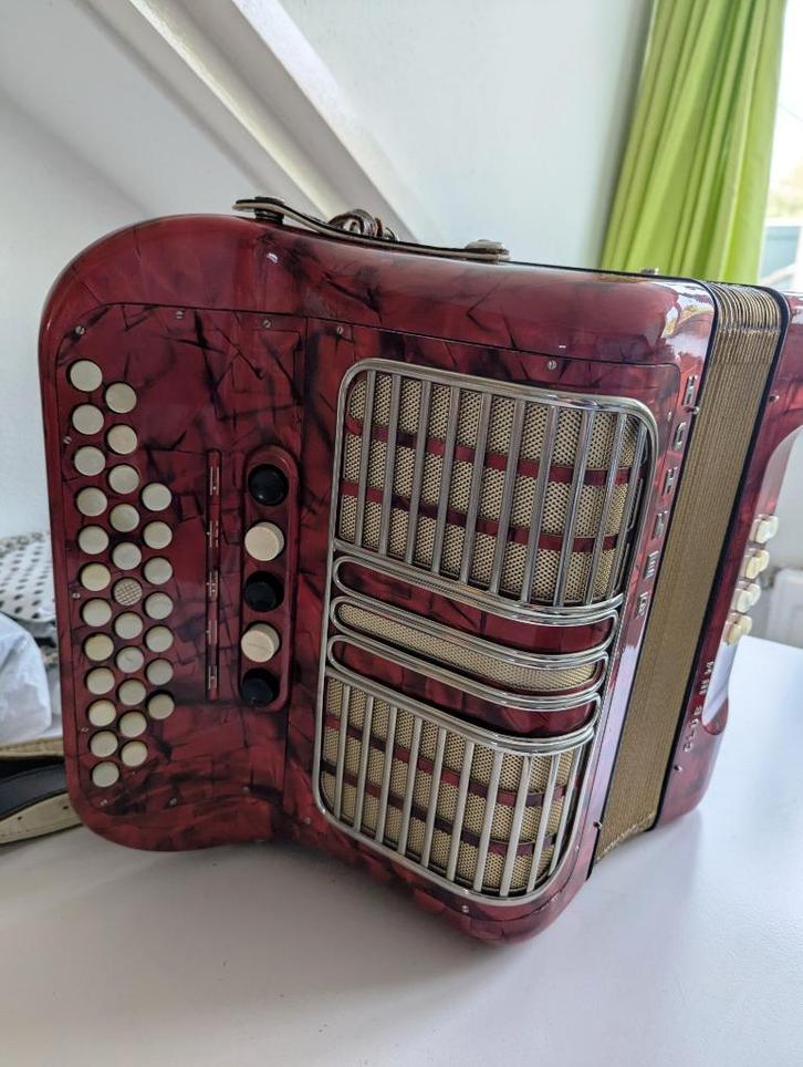 Goede Hohner Club III M, C/F, Muziek en Instrumenten, Accordeons, Gebruikt, Knopaccordeon, Hohner, Met riemen, Ophalen of Verzenden