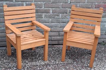 Kinderstoel.  2 degelijke kinderstoelen. Hardhout.  Ca 1970. beschikbaar voor biedingen