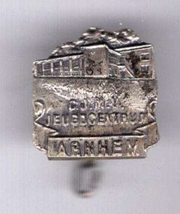 C.J.M.V. Jeugdcentrum Arnhem zilverkleurig broche ( U_547 ) beschikbaar voor biedingen