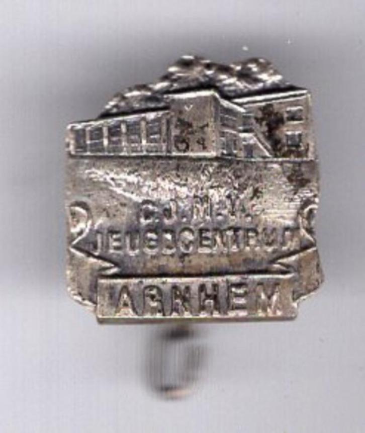C.J.M.V. Jeugdcentrum Arnhem zilverkleurig broche ( U_547 ), Verzamelen, Speldjes, Pins en Buttons, Zo goed als nieuw, Speldje of Pin
