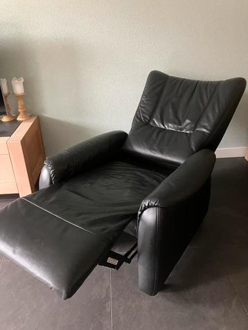 Zwarte leren electrische relaxfauteuil beschikbaar voor biedingen