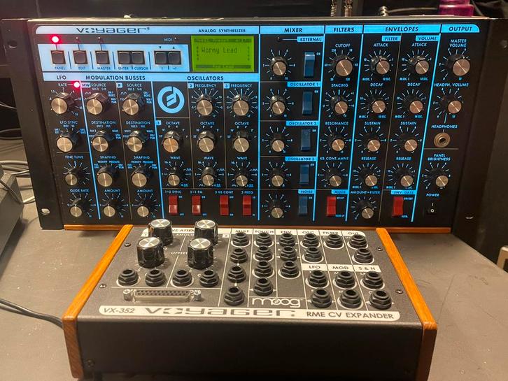 Moog Voyager Rack Mount met VX-352 Expander, Muziek en Instrumenten, Synthesizers, Gebruikt, Overige aantallen, Met midi-aansluiting
