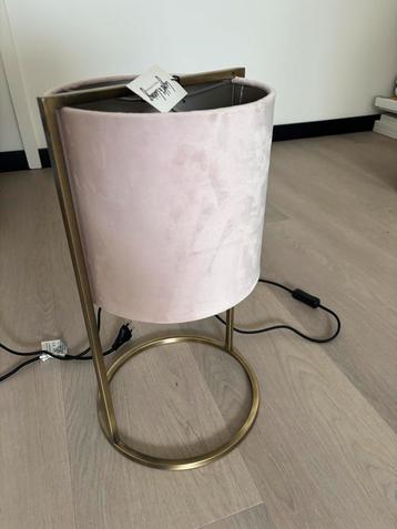 Stijlvolle roze lamp met gouden details beschikbaar voor biedingen