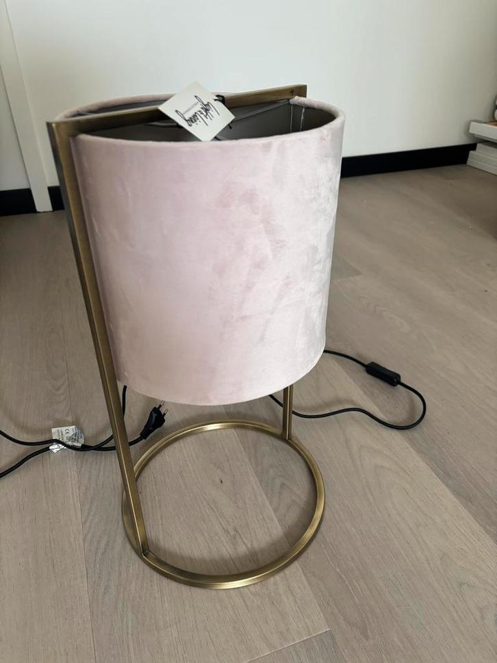 Stijlvolle roze lamp met gouden details, Huis en Inrichting, Lampen | Tafellampen, Zo goed als nieuw, 50 tot 75 cm, Stof, Ophalen of Verzenden