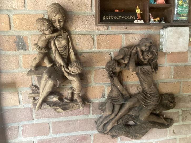 2 moeder & haar kindjes muurbeeldjes stenen beelden jaren70, Antiek en Kunst, Antiek | Wandborden en Tegels, Ophalen of Verzenden