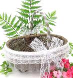 Zeer mooie grijze rieten bloemenmandje met witte kant., Ophalen of Verzenden, Nieuw, Feestartikel, Geboorte of Huwelijk