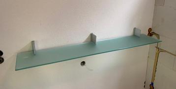Glazen plank beschikbaar voor biedingen