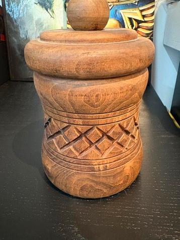 Houten Pot met Deksel beschikbaar voor biedingen