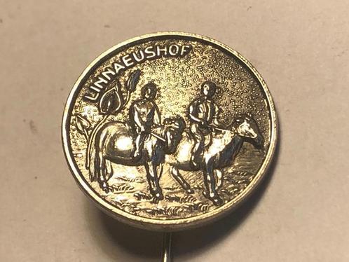 Metalen LINNAEUSHOF BENNEBROEK RUITERS Speld (Metaalkleur)., Verzamelen, Speldjes, Pins en Buttons, Zo goed als nieuw, Speldje of Pin