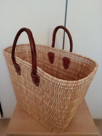 Nieuwe rieten boodschappentas. beschikbaar voor biedingen