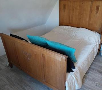 Antiek bed hout 2.00 mtr x 1.40 mtr met matras + achterkant beschikbaar voor biedingen