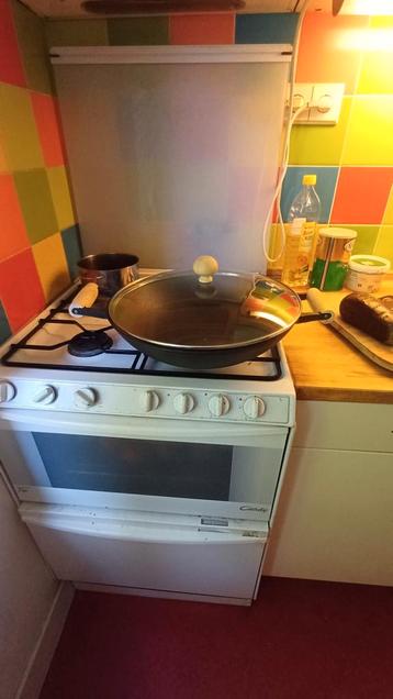 Bijna nieuwe gietijzer wokpan beschikbaar voor biedingen