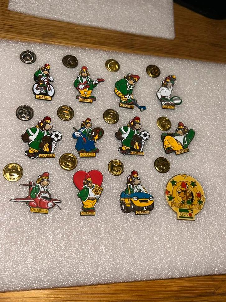Charlie pins, Verzamelen, Speldjes, Pins en Buttons, Zo goed als nieuw, Ophalen of Verzenden
