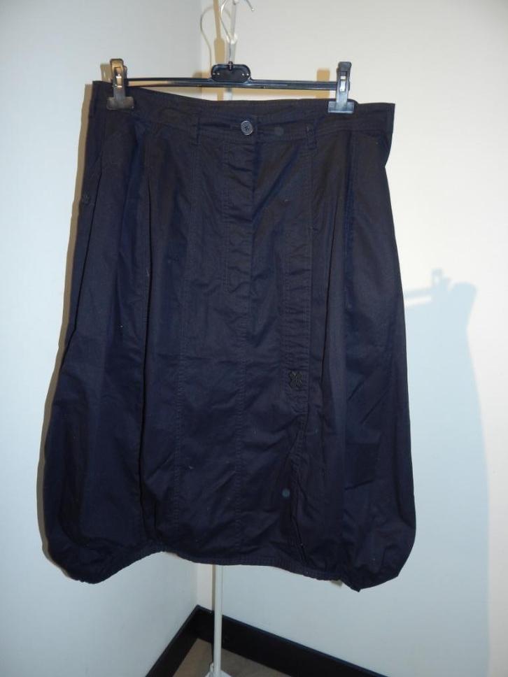 Rundholz zwarte rok uitlopend bol vallend kruis knoopjes L, Kleding | Dames, Rokken, Zo goed als nieuw, Maat 42/44 (L), Zwart