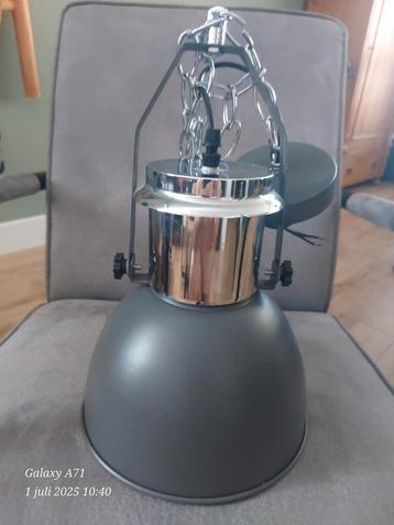 Industriële lamp beschikbaar voor biedingen