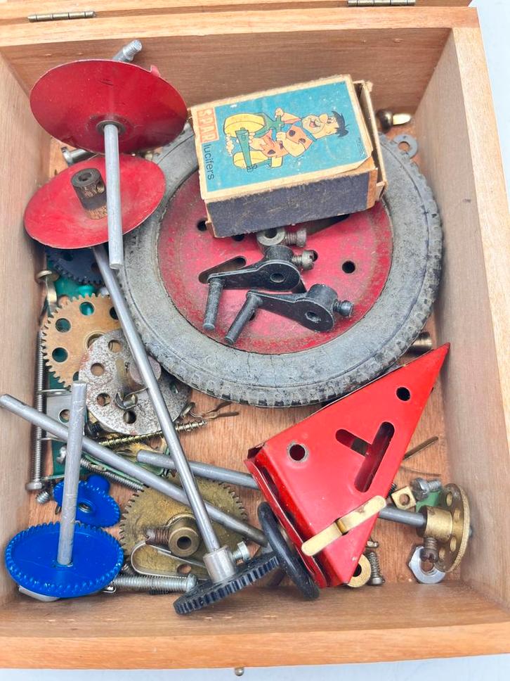 Sigarenkistje met onderdelen, Hobby en Vrije tijd, Modelbouw | Overige, Gebruikt, Ophalen of Verzenden