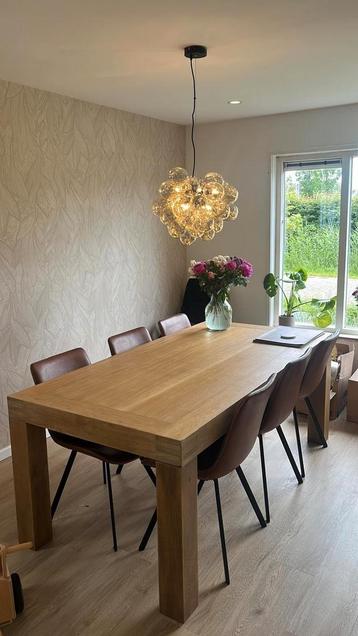 Robuuste houten tafel beschikbaar voor biedingen