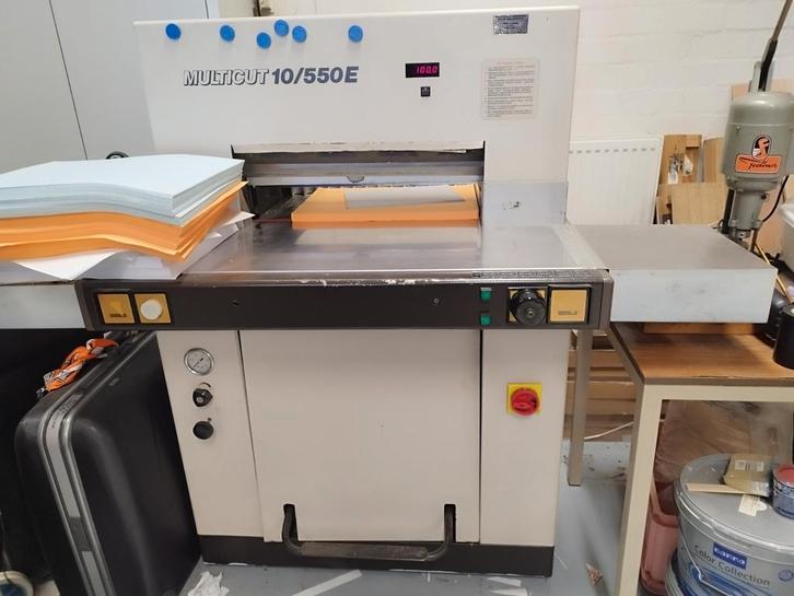 Professionele elektrische papiersnijmachine 55cm + 2 messen, Hobby en Vrije tijd, Scrapbooking, Ophalen