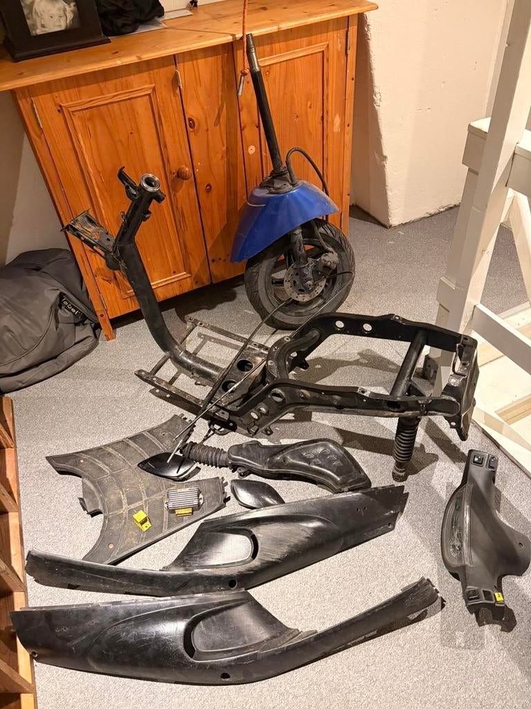 Zip type 1/2/3 frame met papieren, Fietsen en Brommers, Brommeronderdelen | Scooters, Zo goed als nieuw, Piaggio, Frame, Ophalen