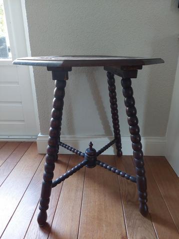 Oud tafeltje met gedraaide poten beschikbaar voor biedingen