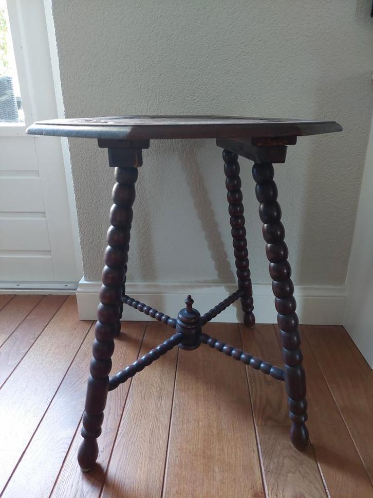 Oud tafeltje met gedraaide poten, Huis en Inrichting, Tafels | Bijzettafels, Gebruikt, Overige vormen, 45 tot 60 cm, Minder dan 55 cm