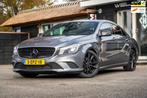 Mercedes-Benz CLA-klasse 180 Panoramadak I Night Pakket I Ur, Auto's, Mercedes-Benz, Gebruikt, 4 cilinders, 715 kg, Leder en Stof