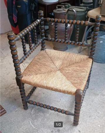 Antiek stoeltje breistoeltje hoekstoeltje beschikbaar voor biedingen