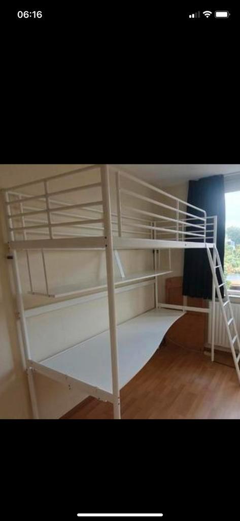 Witte metalen hoogslaper met bureau en plank Tromso Ikea, Huis en Inrichting, Slaapkamer | Stapelbedden en Hoogslapers, Gebruikt