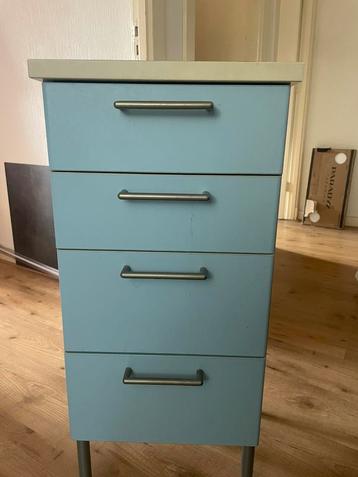 Licht blauwe 4 laden kast op verstelbare poten