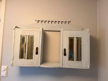 Schattig bovenkastje met spiegeltjes beschikbaar voor biedingen