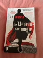 De Kleuren van Magie - V.E. Schwab, Boeken, Ophalen of Verzenden, Zo goed als nieuw