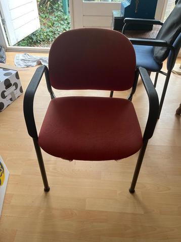Oude stoel gratis  beschikbaar voor biedingen