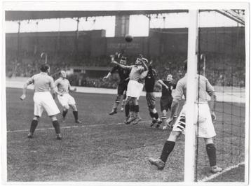 Persfoto 1 - Foto 1937 Voetbal Wedstrijd Nederland Frankrijk beschikbaar voor biedingen