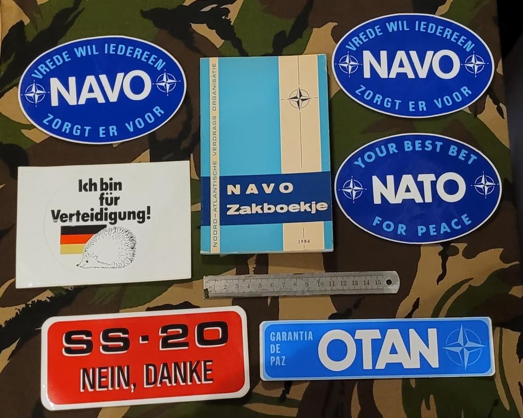 Lotje NAVO / NATO, Verzamelen, Militaria | Algemeen, Ophalen of Verzenden, Landmacht, Nederland, Embleem of Badge
