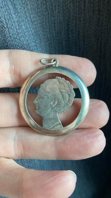 Hanger gezaagd zilver rijksdaalder Wilhelmina stil verzet beschikbaar voor biedingen