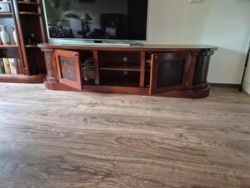 Wortelnoten TV-kast / Dressoir beschikbaar voor biedingen