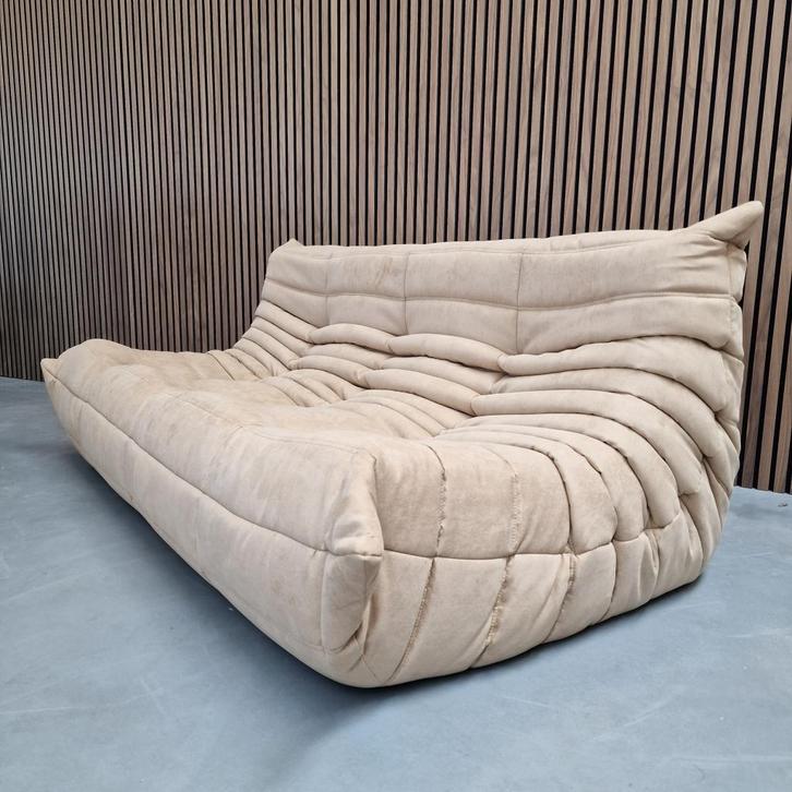 Ligne Roset Togo - Sand Alcantara driezits, Antiek en Kunst, Antiek | Meubels | Stoelen en Banken, Ophalen of Verzenden