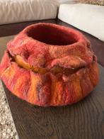 vilten mand met geborduurde rand, Overige materialen, Mand, Rond, Nieuw