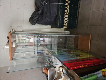 glazen vitrinekast beschikbaar voor biedingen