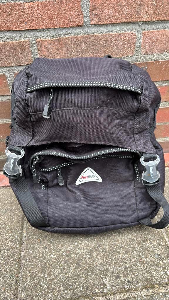 Fast Rider zwarte fietstas met regenhoes, Fietsen en Brommers, Fietsaccessoires | Fietstassen, Zo goed als nieuw, Ophalen of Verzenden