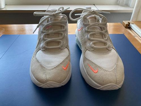 Te koop: witte NIKE meisjes sneakers, mt. 37,5 (UK4) z.g.a.n, Kinderen en Baby's, Kinderkleding | Schoenen en Sokken, Zo goed als nieuw