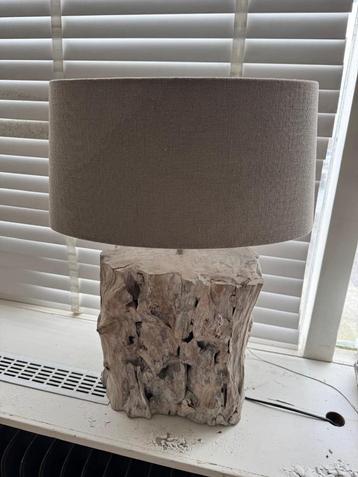 Houten tafel lamp beschikbaar voor biedingen