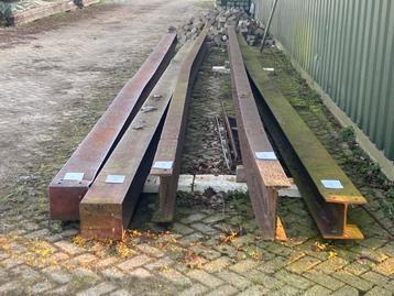 Stalen balken beschikbaar voor biedingen