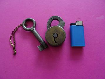 OUD ANTIEK HANGSLOT SLEUTEL SLOT SLOTEN HANGSLOTEN SLEUTELS beschikbaar voor biedingen