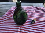 Antieke groene fles met metalen decoratie, Antiek en Kunst, Antiek | Glas en Kristal, Ophalen of Verzenden