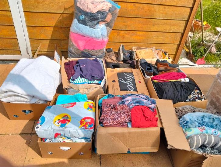 Partij kleding, schoenen, beddengoed etc. +/- 250 stuks, Diversen, Rommelmarktspullen, Ophalen