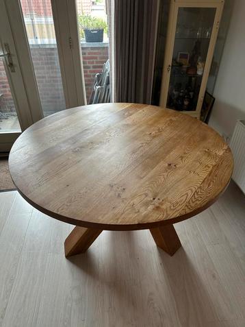 Ronde eiken eettafel van Goossens beschikbaar voor biedingen